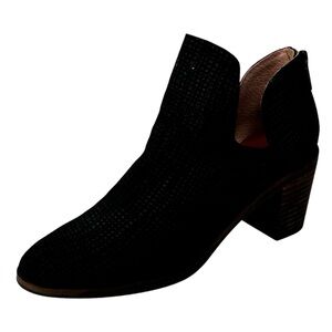 New Women's Lucky Brand Black Suede Ankle Boots Side Cut Outs Back Zip Size 7.5